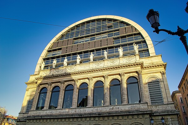 프랑스 유명 건축가 ‘장 누벨’이 현대적 건축 양식으로 개조한 리옹의 오페라 극장. [출처: pixabay]