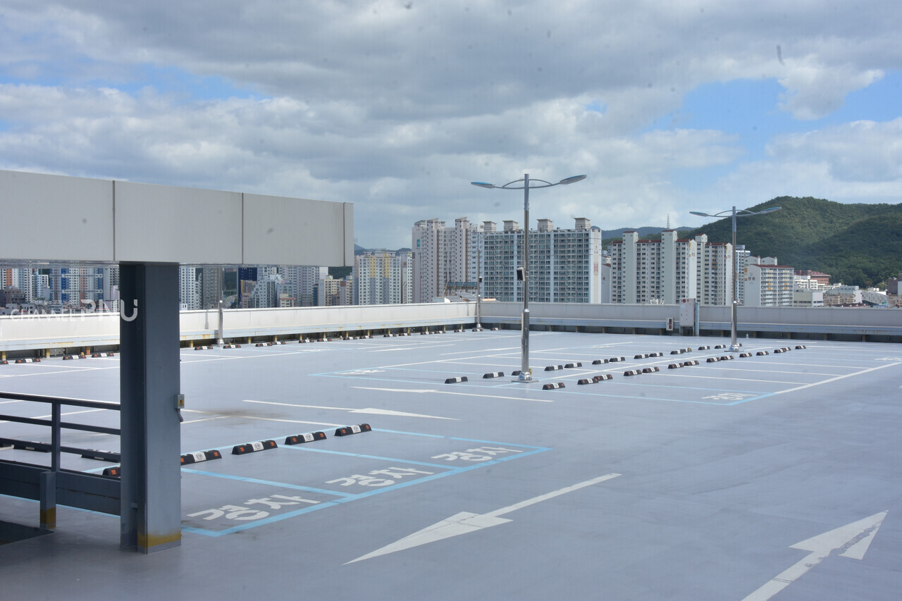 지난 20일 오전 11시경 비어 있는 자유관 주차장의 모습 [조승완 기자]