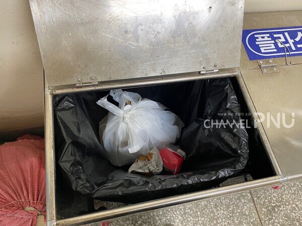 학생회관에서 배달 음식을 시킨 흔적. [김현경 기자]