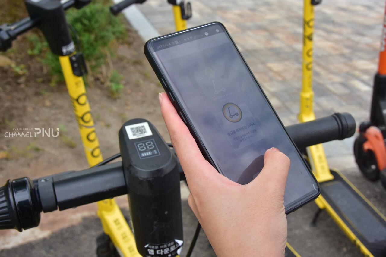 학생이 전동킥보드 어플에서 요금을 결제하고 있다. [조승완 기자]