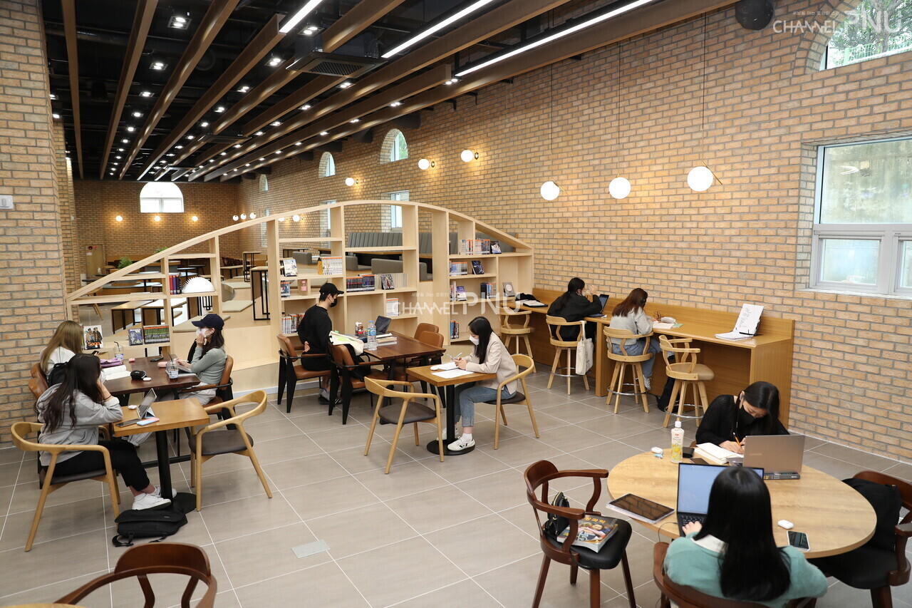 Students are studying at PNU Saebyeokbeol Library. [Provided by PNU Public Relations Office]