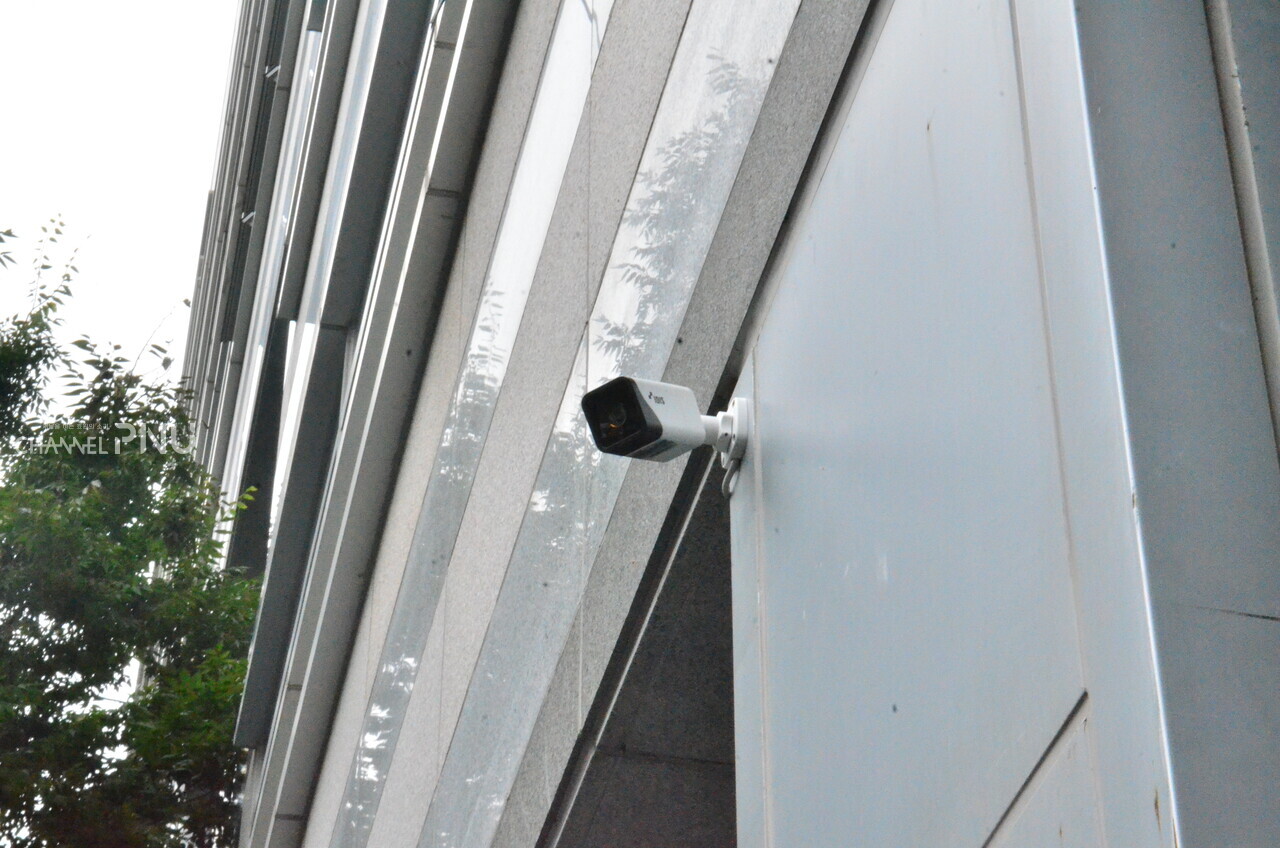 A CCTV on the Seonghak Hall. [Kim Hyeon-Hee, Reporter]