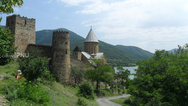 The Ananuri Fortress in Georgia. Behind this beautiful landscape is the tragic history of betrayal and slaughter of nobles a hundred years ago. Prof. Lim said, "It becomes a new picture when you simultaneously know the beautiful scene and dark history. [Provided by Prof. Lim Young-Ho]