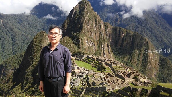 A picture in front of Machu Picchu in Peru in January 2016. [Provided by Prof. Lim Young-Ho]