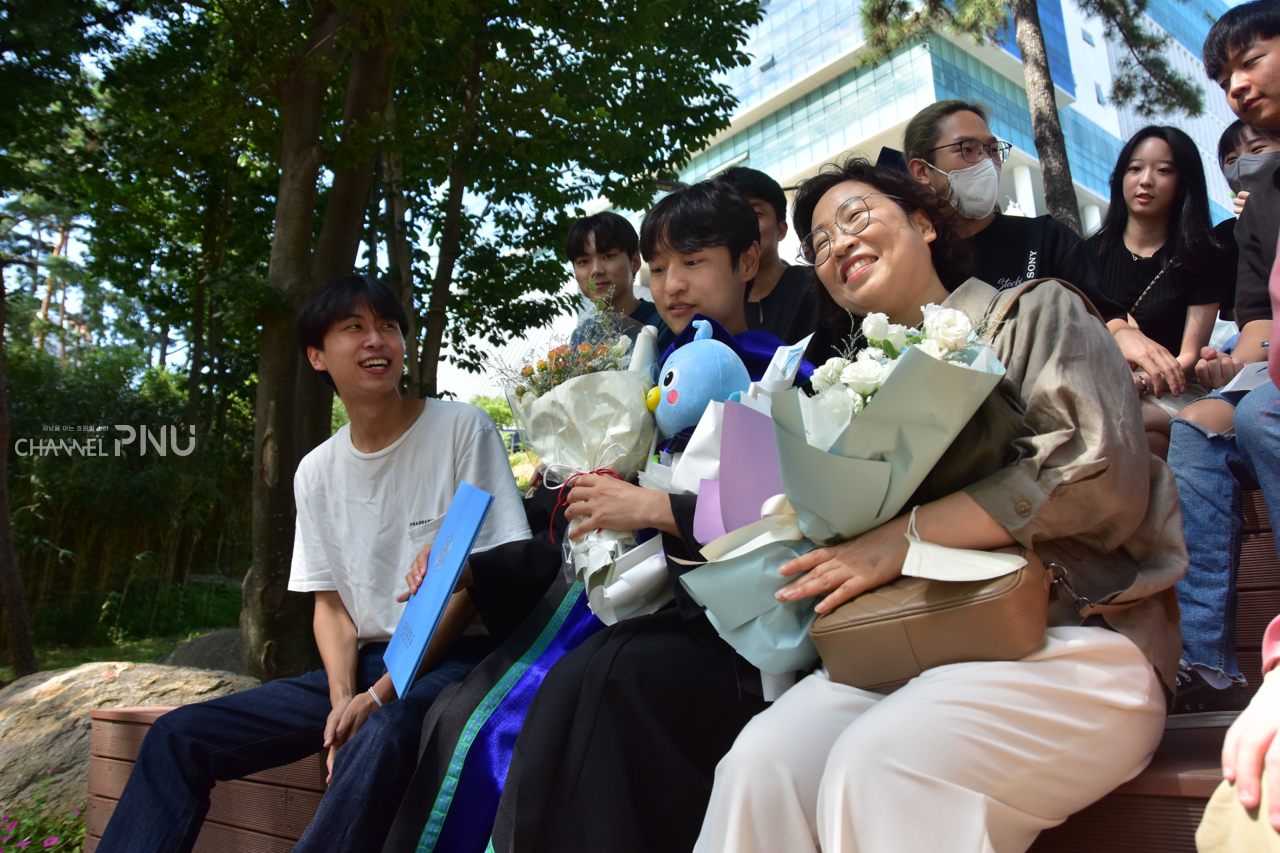 “Great job, my son.” A graduate has a commemorative photograph with his family and friends. [Jun Hyung-Seo, Reporter]