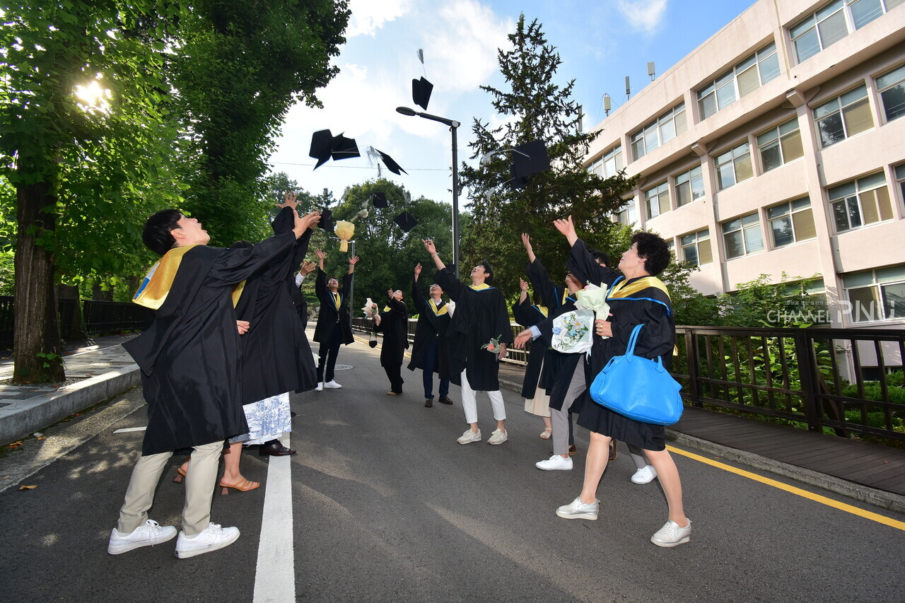 “We finally graduated!” [Jun Hyung-Seo, Reporter]