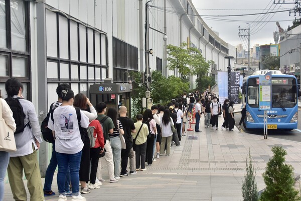 On September 15th, PNU students are waiting for the shuttle bus in front of PNU subway station. [Jun Hyung-Seo, Reporter]