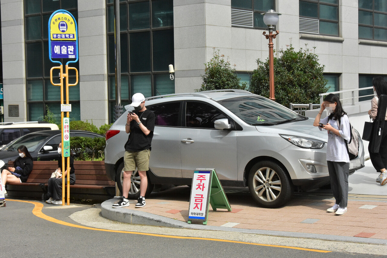 An illegal parking vehicle blocked the bus stop in front of the Art Hall. [Jo Seung-Wan, Reporter]