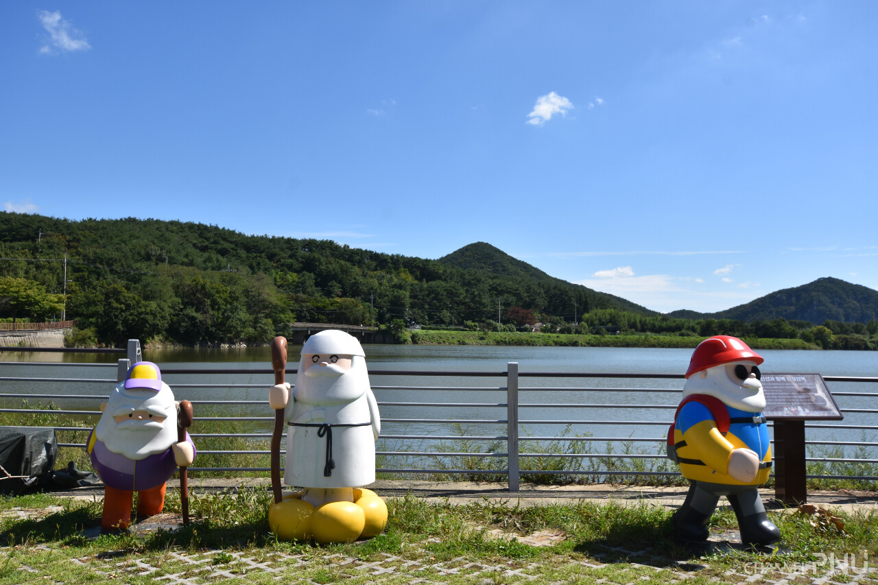 Cute sculptures of the Hoedong Reservoir. [Lee Yoon-Seo, reporter]