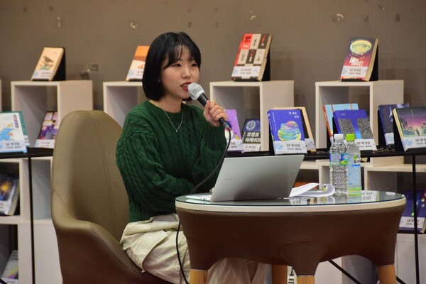 On September 28th, Writer Cheon lectured at the Central Library on the first floor. [Source: Jo Seung Wan]