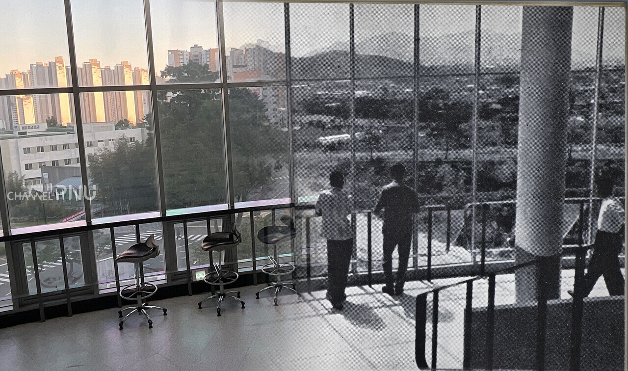 인문관(구 본관) [전형서 기자(현재 사진), 부산대학교 기록관(1960년대 사진)] (c)한승수 기자 디자인
