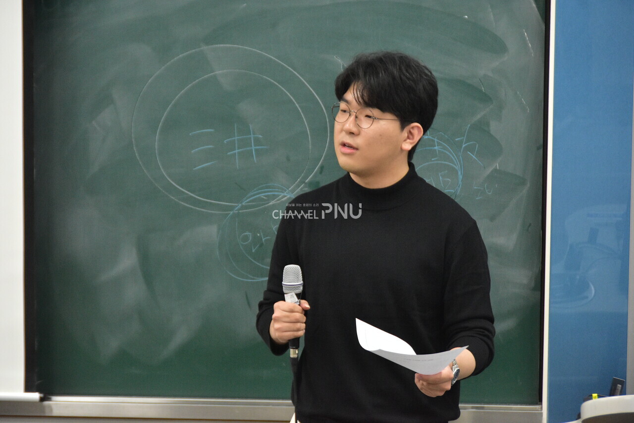 '영화 보고 톡하기'에서 자신의 생각을 발표하는 우리 대학 김건우(철학, 22) 씨 [김재윤 기자]
