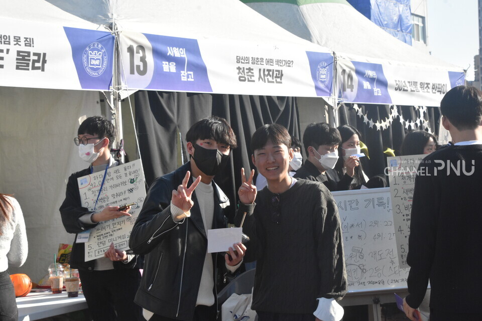 도서관자치위원회 부스를 즐기고 있는 학생들 [김현경 기자]