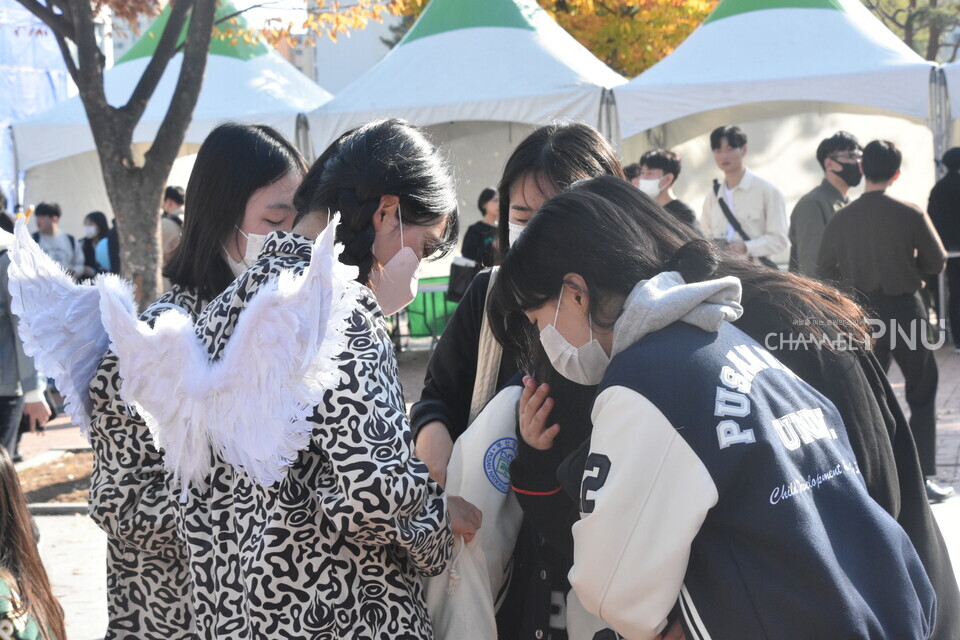 시월제 서포터즈가 ‘역사를 잡아라!’ 프로그램을 진행하고 있다. [김현경 기자]