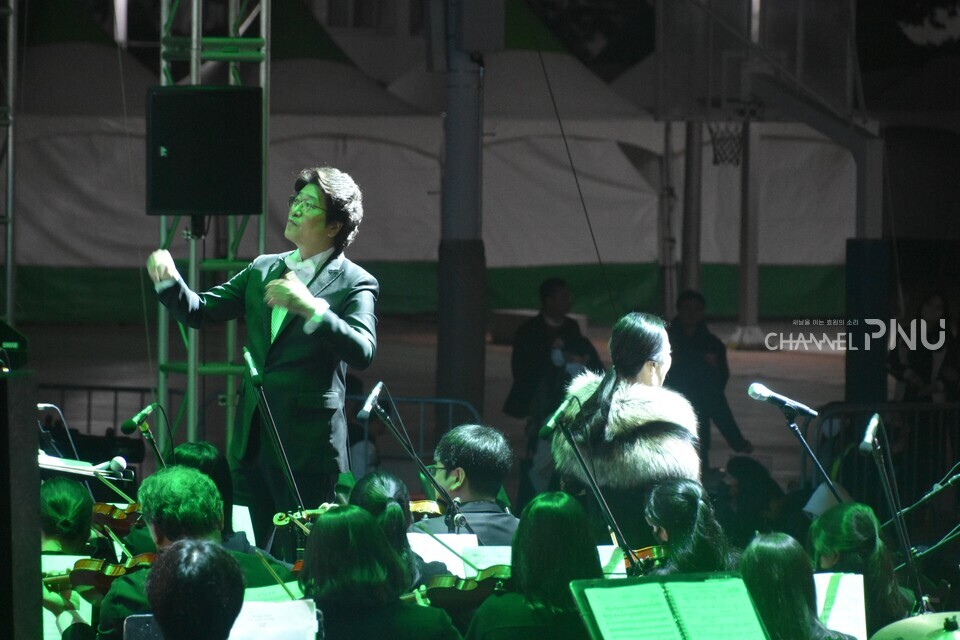 예술대학 40주년 기념 동문음악회 무대에 선 서희태 지휘자. [김현경 기자]