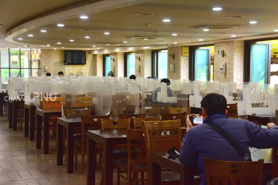 11월 14일(오늘) 금정회관 1층이 운영되고 있는 모습 [조승완 기자]