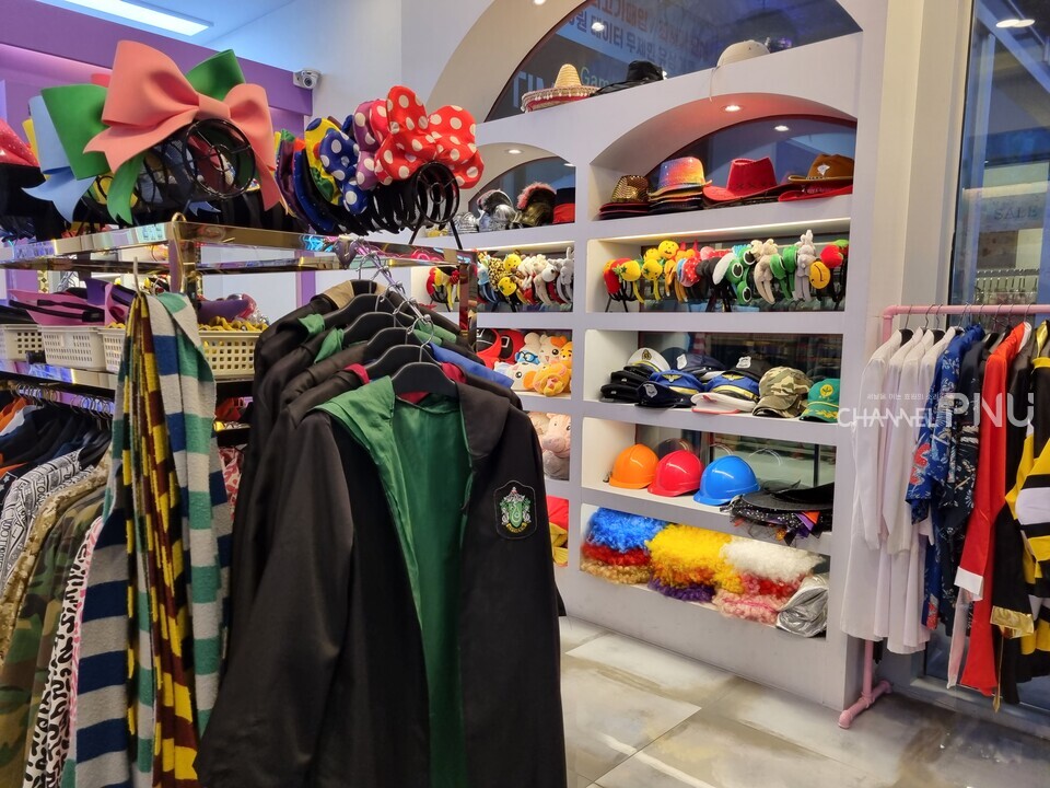 여러 소품이 놓인 즉석 사진관 내부 [정혜은 기자]