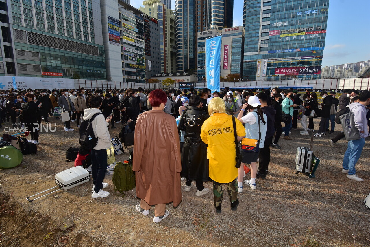 Participants are preparing their costume play before admission. [Jun Hyung-Seo, Reporter]