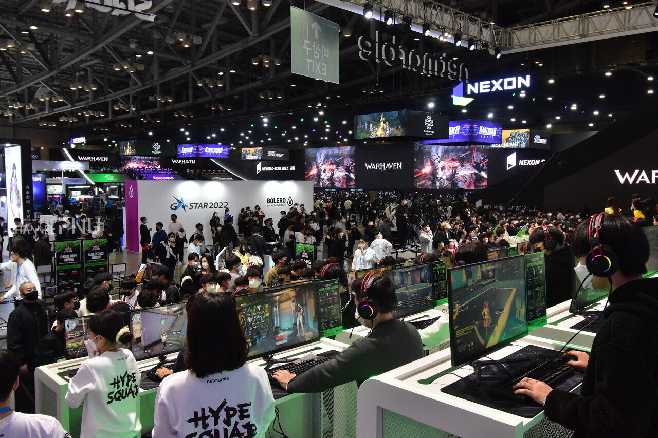 The booth of Nexon comes in sight behind the participants who are experiencing the Netmarble games. Both companies are the blue chips in the game industry. [Jun Hyung-Seo, Reporter]
