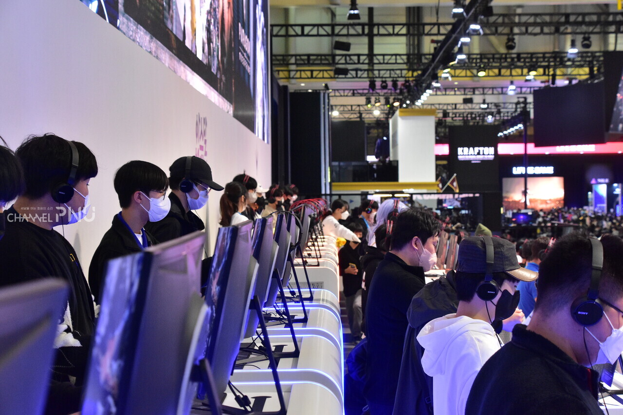 The participants playing the game "Solo Leveling" in the Netmarble booth are all absorbed in the game. [Jun Hyung-Seo, Reporter]