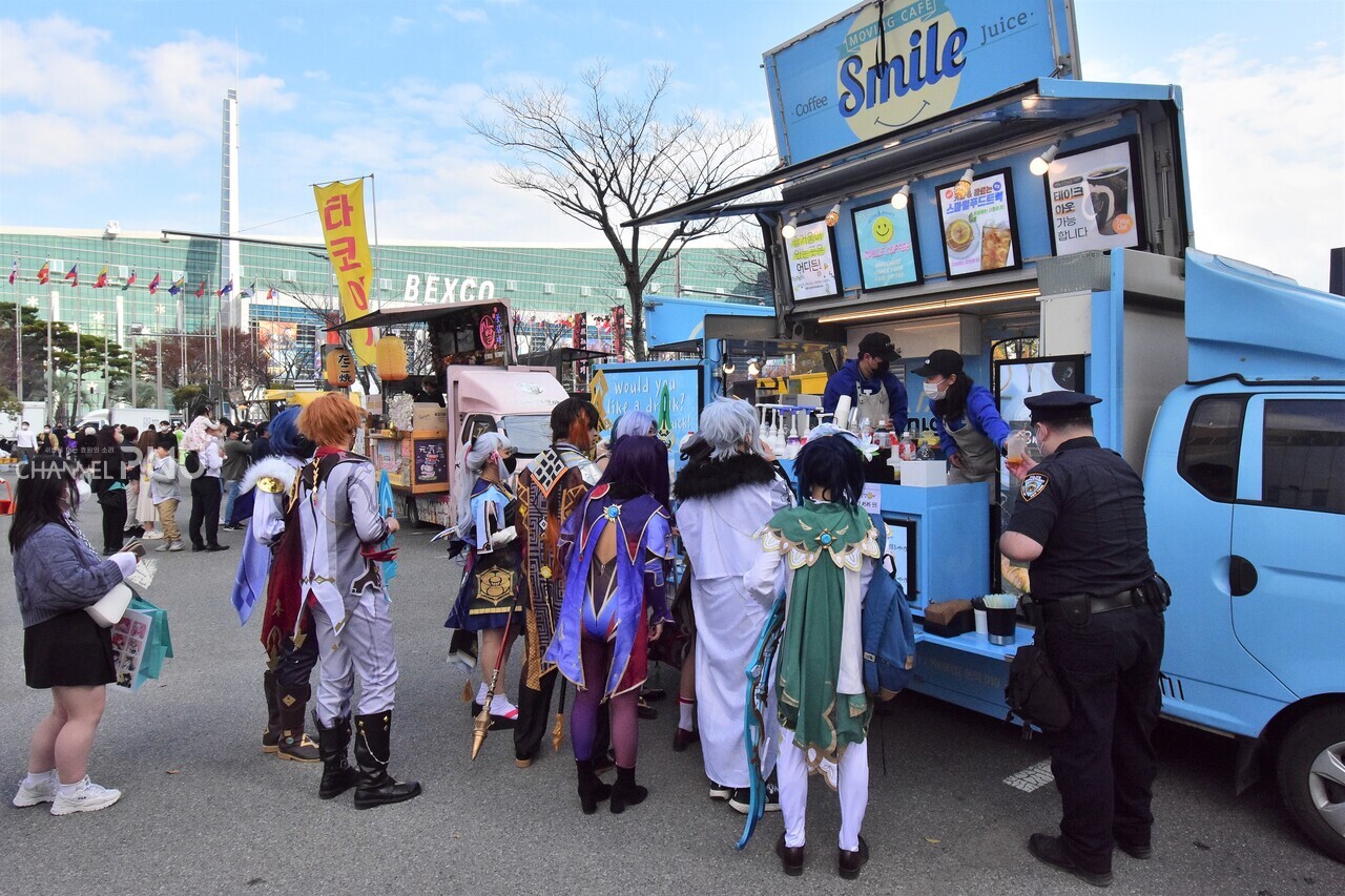 People with costume play are lining up in front of a food truck. [Jun Hyung-Seo, Reporter]
