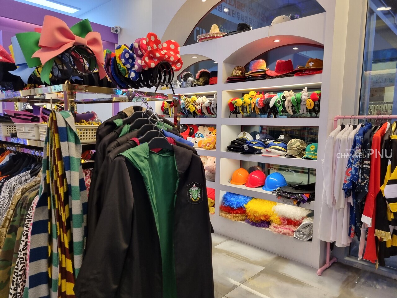 The inside of the self-photo studio with various props. [Jung Hye-Eun, Reporter]