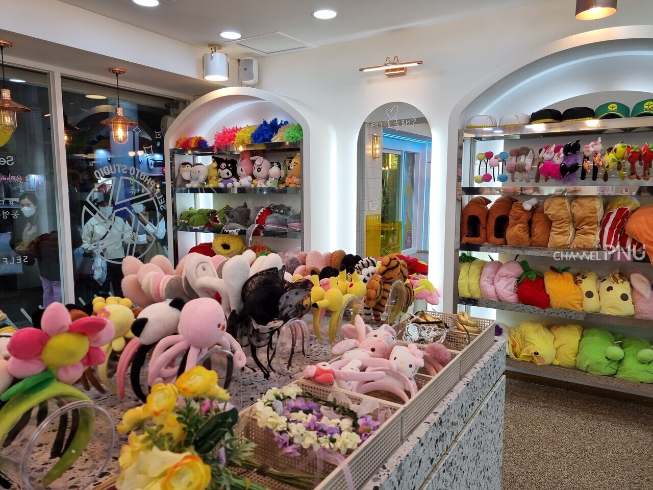 The inside of the self-photo studio with various props. [Jung Hye-Eun, Reporter]