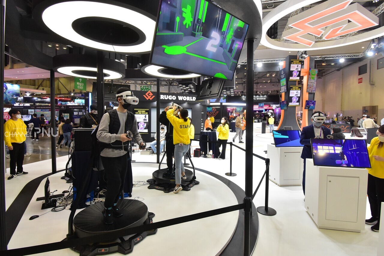 가상현실(Virtual Reality) 게임을 체험 중인 참가자들. [전형서 기자]