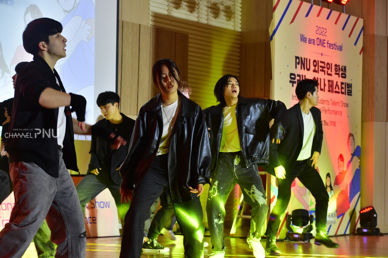Members of UCDC, the PNU Dancing club; are dancing while the performance. [Jun Hyung-Seo, Reporter]