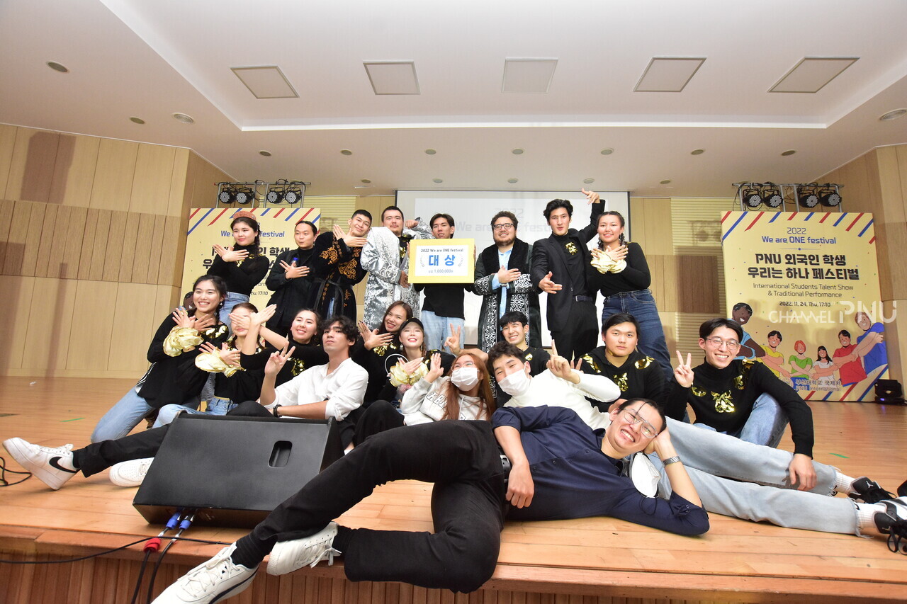 ‘카자흐 노마드(Kazakh Nomads)’팀이 대상의 기쁨을 즐기고 있다. [전형서 기자]