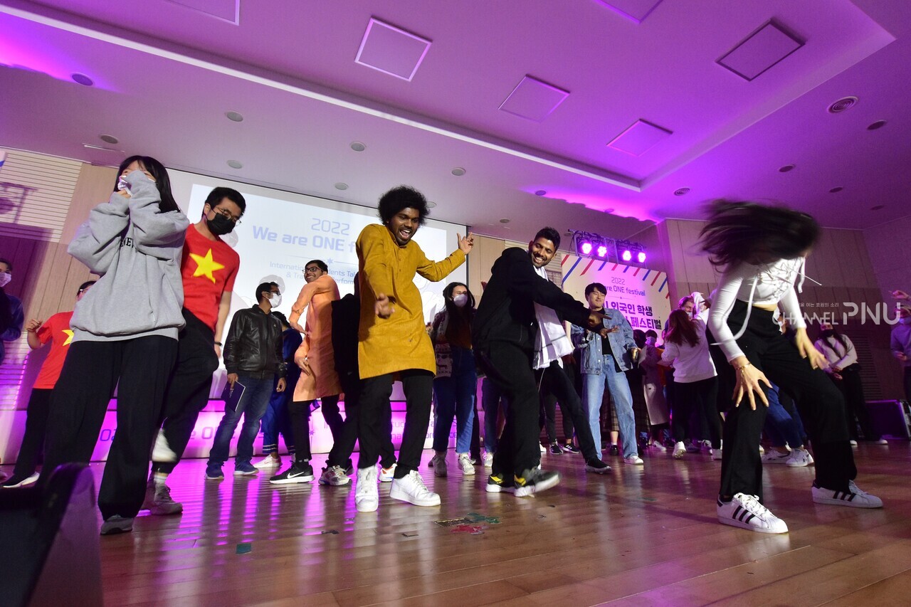 유학생이 모두 어우러져 축제를 즐기고 있다. [전형서 기자]