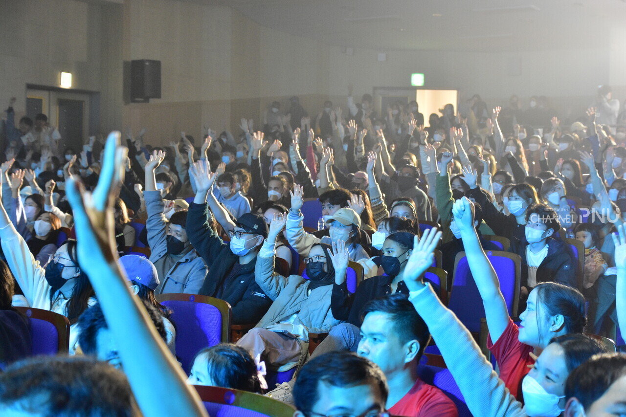 좌석은 축제를 즐기기 위해 모인 유학생들로 가득 찼다. [전형서 기자]