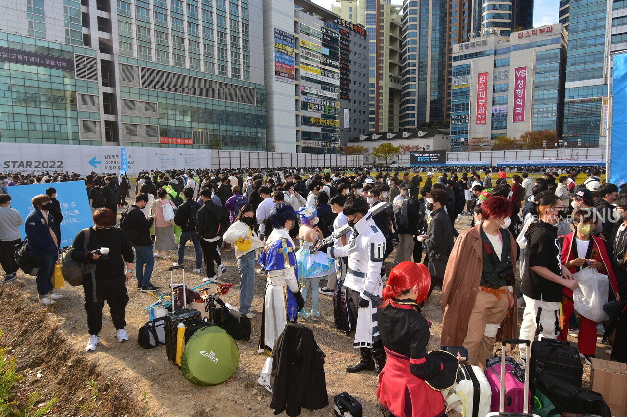 Gamers waiting to change their tickets an hour before the entrance time. [Jun Hyung-Seo, Reporter]