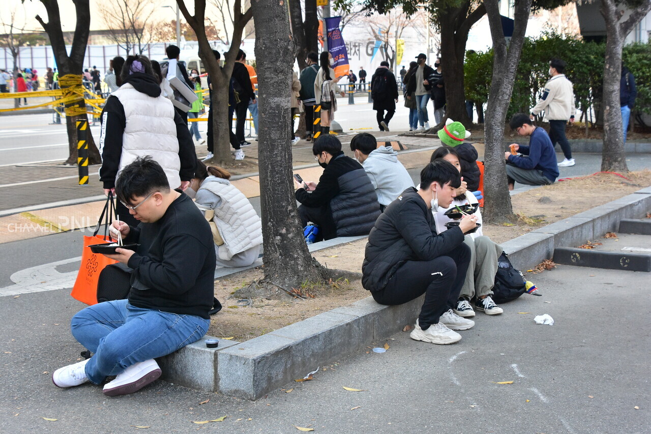 Gamers rest on the floor since there are not enough rest sites. [Jun Hyung-Seo, Reporter]