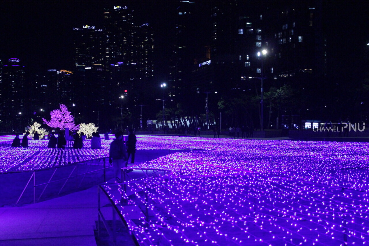 People along the tourist deck in the white sand. [Shin Ji-Won, Reporter]