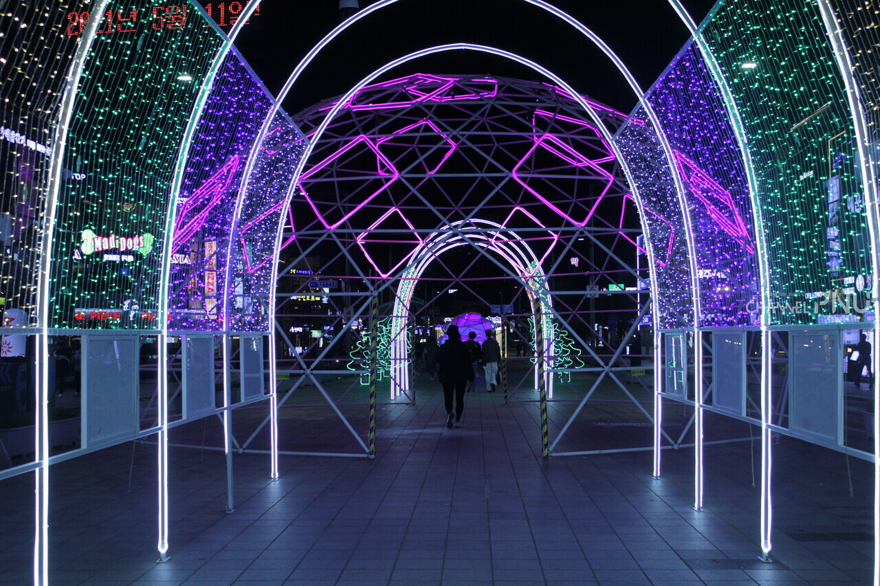 People are passing through the "Light Tunnel" all over the street. [Shin Ji-Won, Reporter]
