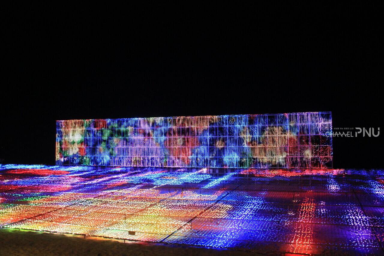 "Media Zone" located in the Haeundae beach. [Shin Ji-Won, Reporter]