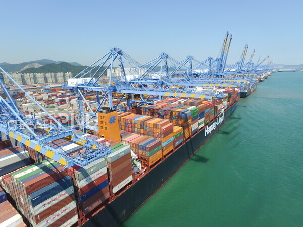 Transporting logistics containers through large ships. [Provided by PNC]