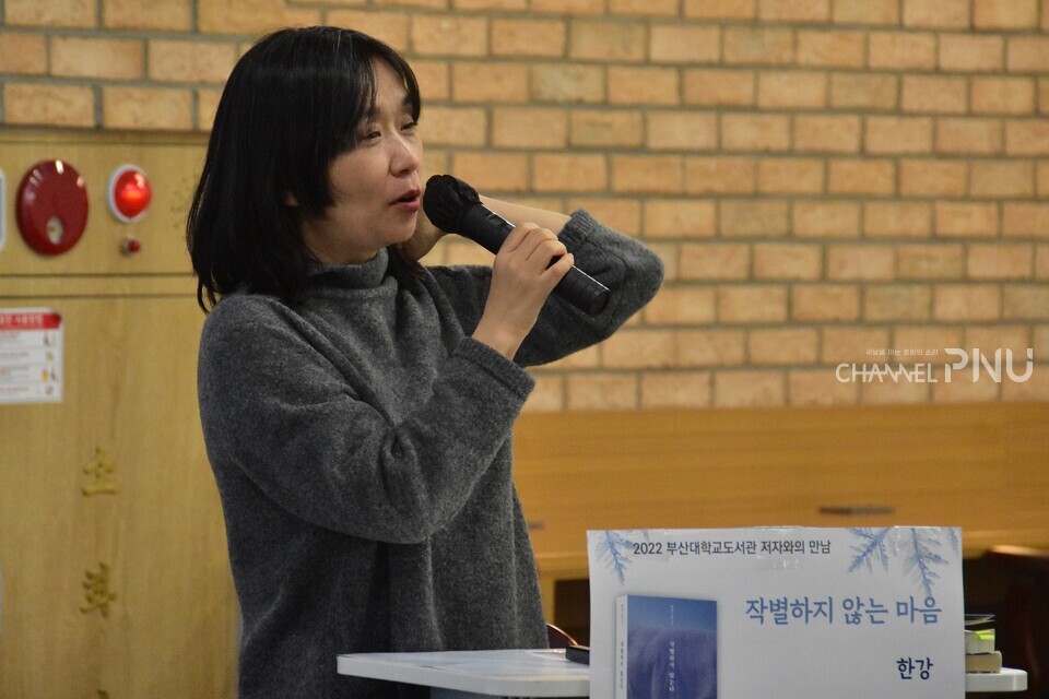 November 17th, Writer Han-Kang giving a lecture on the first floor of Saebyeokbul library. [Jo Seung-Wan, Reporter]