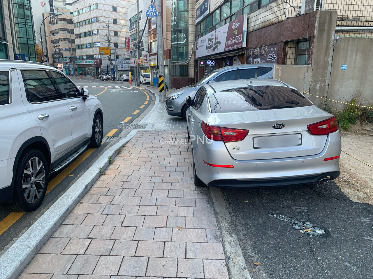 Effective sidewalk width is not secured by protruding parking vehicles [Choi Sun-Woo, Reporter]