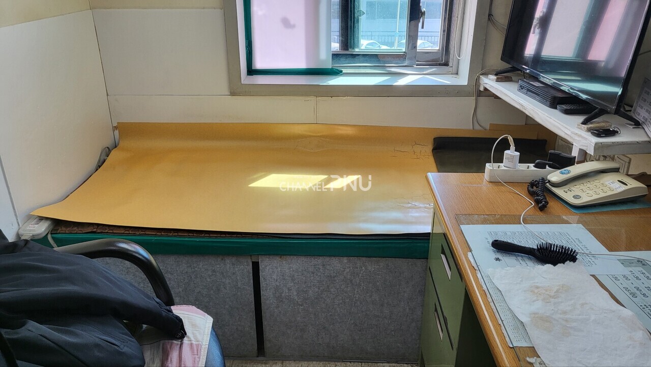 경비원이 침대로 사용하고 있는 판넬. [신유준 기자]