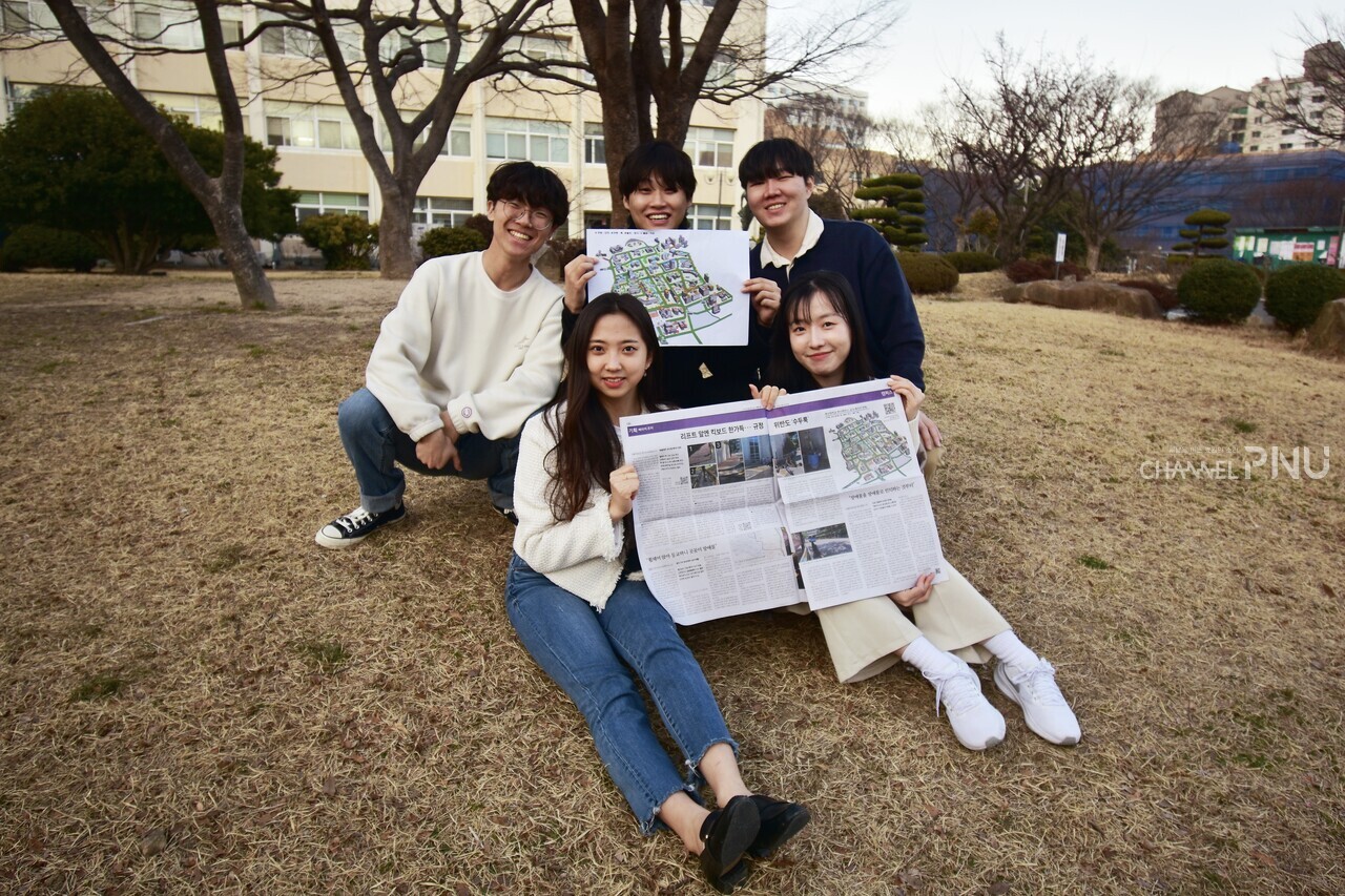 ‘137곳 장벽들 배리어 프리와 너무 먼 캠퍼스’ 주제로 시사IN 대학기자상 취재·보도 부문을 수상한 (왼쪽 위부터 시계 방향으로) 남승우, 지용재, 한승수, 이채현, 김현희 기자. [전형서 기자]