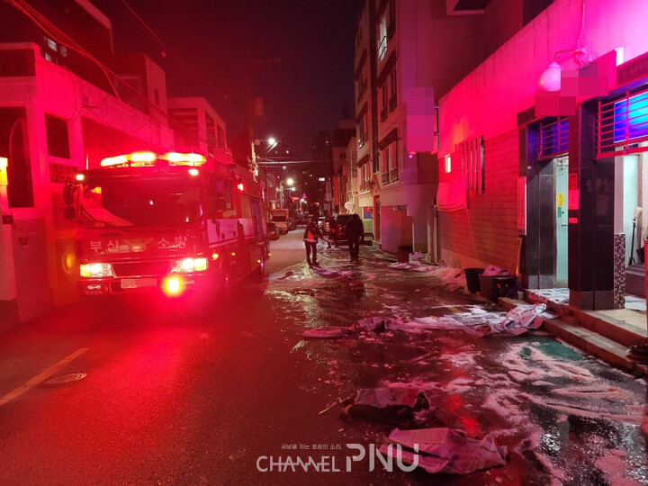 On January 25, in front of a public bath in Geumjeong-gu, Busan, a pipe installed under the road was ruptured by freezing, so safety measures are being taken. [Provided by Busan Fire and Disaster Headquarters]