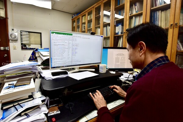 Prof. Kwon is adding new rules to the Korean grammar checker in his lab on February 13th. [Jun Hyung-Seo, Reporter]