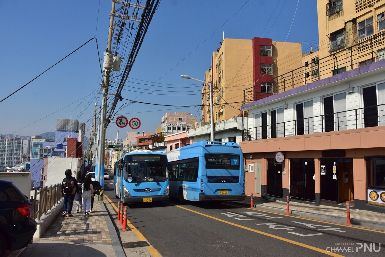 Two city buses were passing by on a narrow road. [Kwon Eun-Ji,  Reporter]