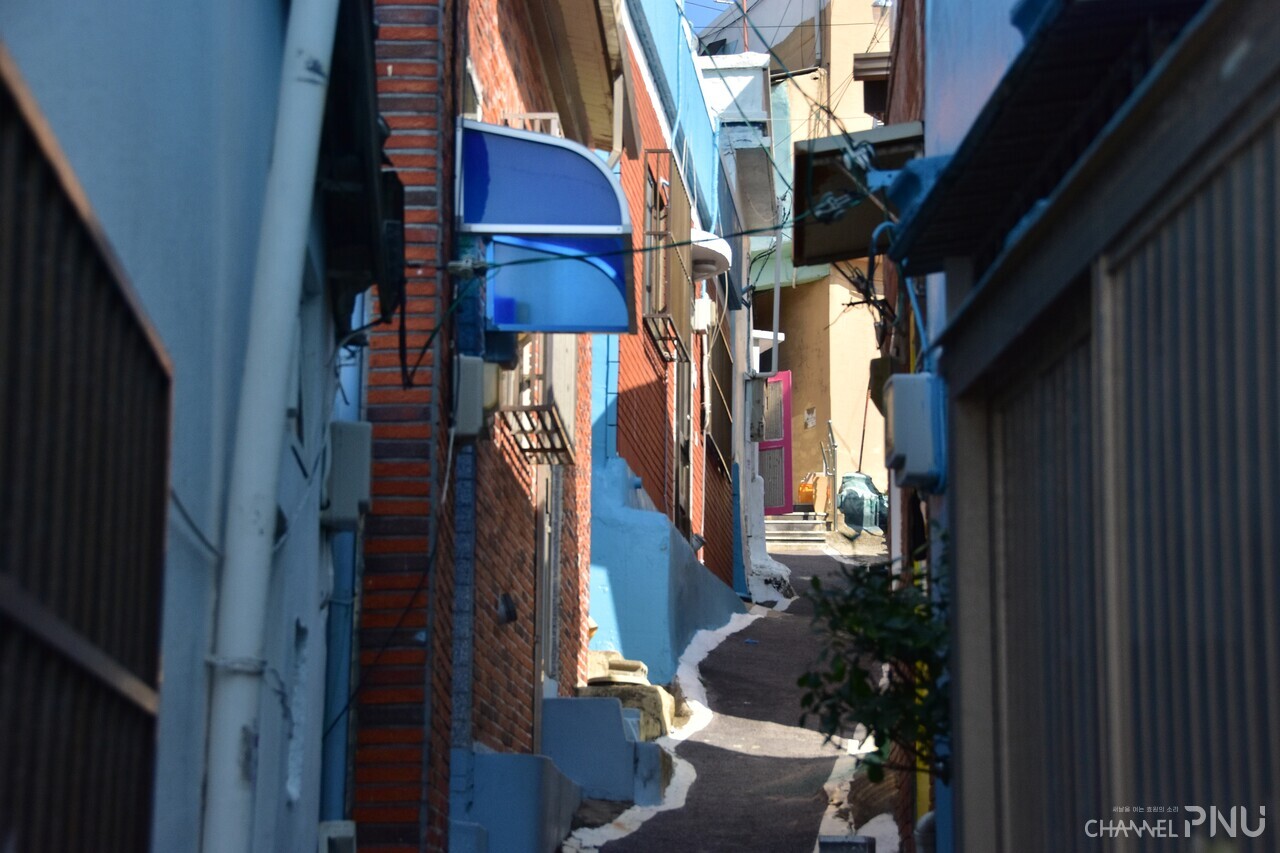 The houses are huddled together with a narrow alley. [Kwon Eun-Ji,  Reporter]