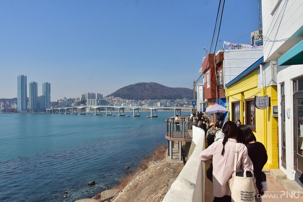 People were walking along the "Huinnyeoul-gil" over the wide open sea. [Kwon Eun-Ji,  Reporter]