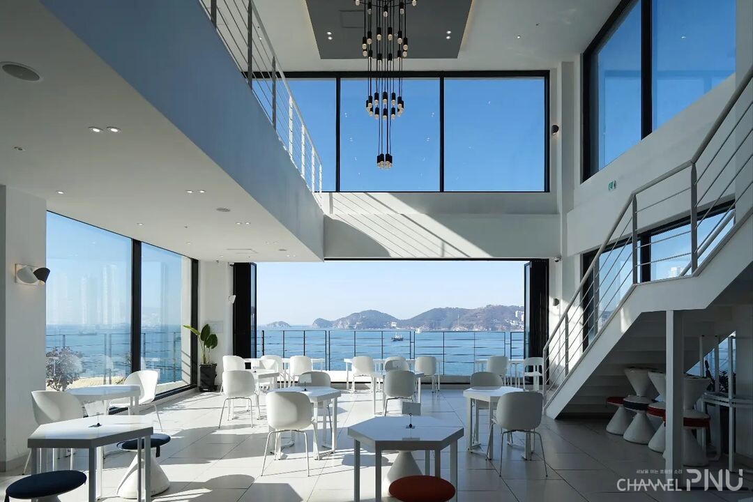 The interior of the cafe "Ether." [Source: official Instagram of "Yeongdo cafe Ether"]