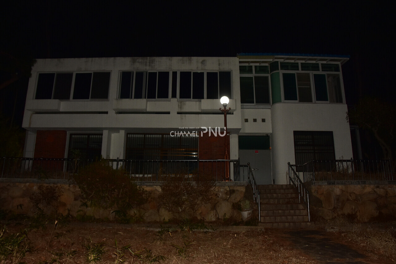 지난 3월 9일 으슥한 분위기를 풍기는 정학관의 모습 [조승완 기자]