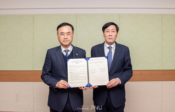 On February 9th, at the university headquarters, President Cha Jeong-In (left) and Kim Jae-Yoon, Mayor of Geumjeong-gu, are holding the argument paper after the business agreement ceremony. [Provided by Geumjeong-gu]